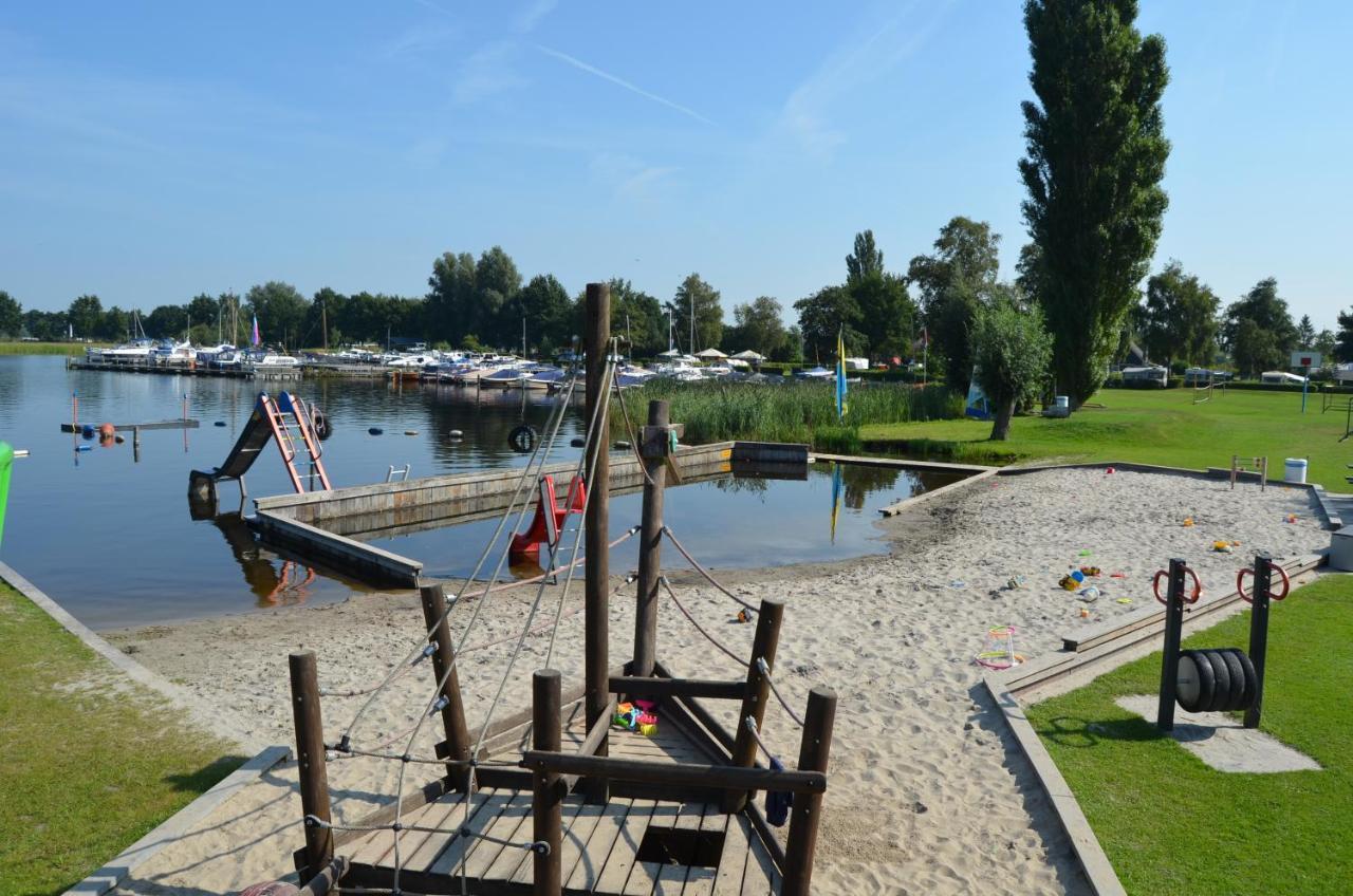 Camping Kleine Belterwijde, Wiede Lodge Met Uitzicht Over Het Water Buitenkant foto